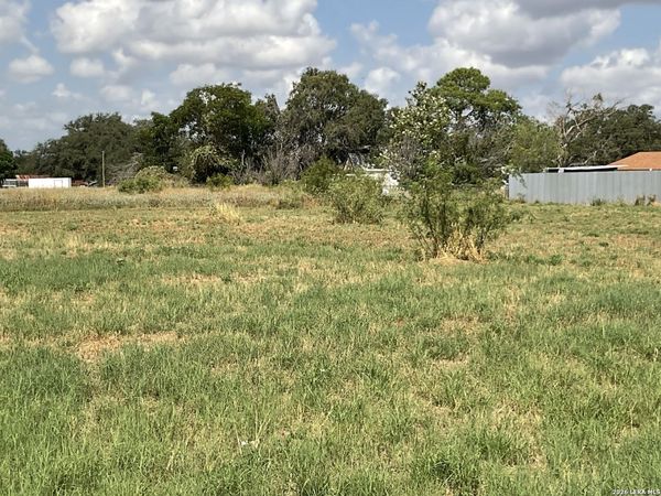 000 Libold, Devine, TX 78016