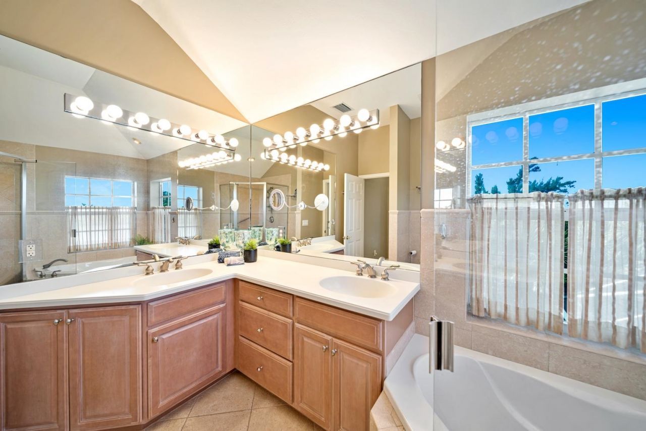 5810 Pine Tree Dr, Sanibel, FL 33957 Photo