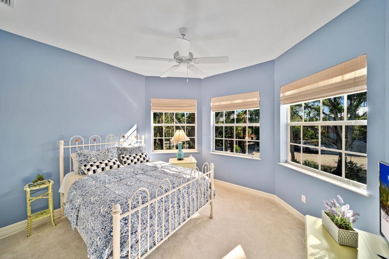 5810 Pine Tree Dr, Sanibel, FL 33957 Photo