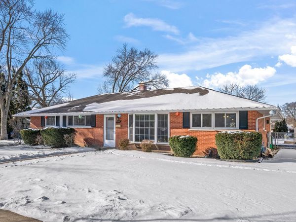 1610 N Chestnut Avenue, Arlington Heights, IL 60004