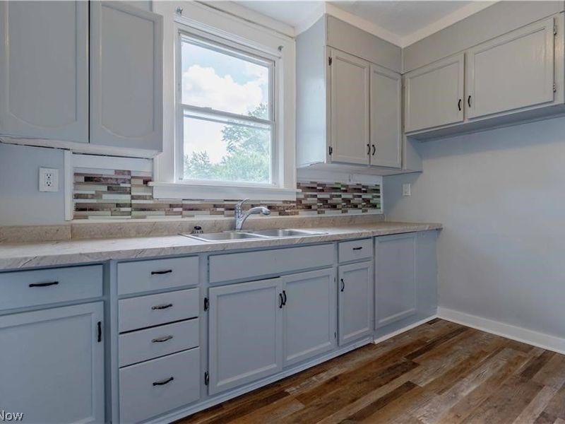 897 Peckham Street, Akron, OH 44320 Photo 3