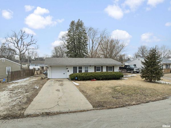 1490 MEADOW Drive, Galesburg, IL 61401