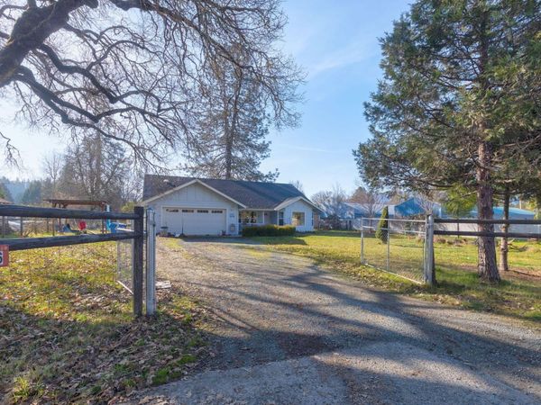 8576 E Evans Creek Road, Rogue River, OR 97537