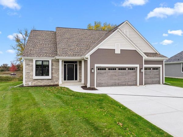 W251N2367 Valleyview CIRCLE, Pewaukee, WI 53072