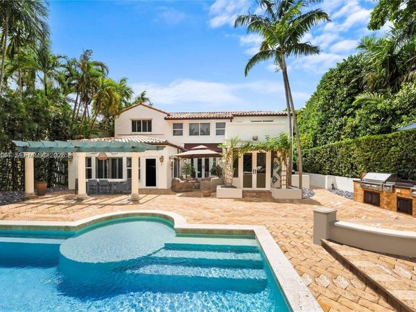 5621 Alton Rd, Miami Beach, FL 33140