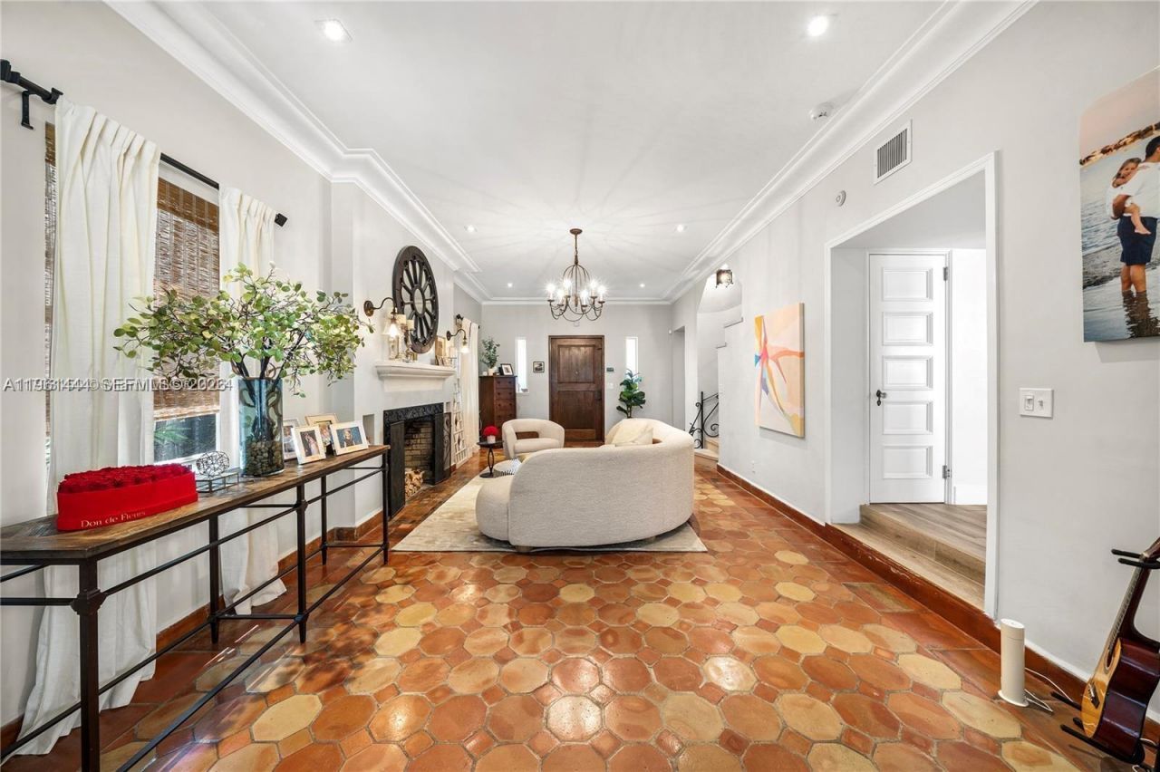 5621 Alton Rd, Miami Beach, FL 33140 Photo