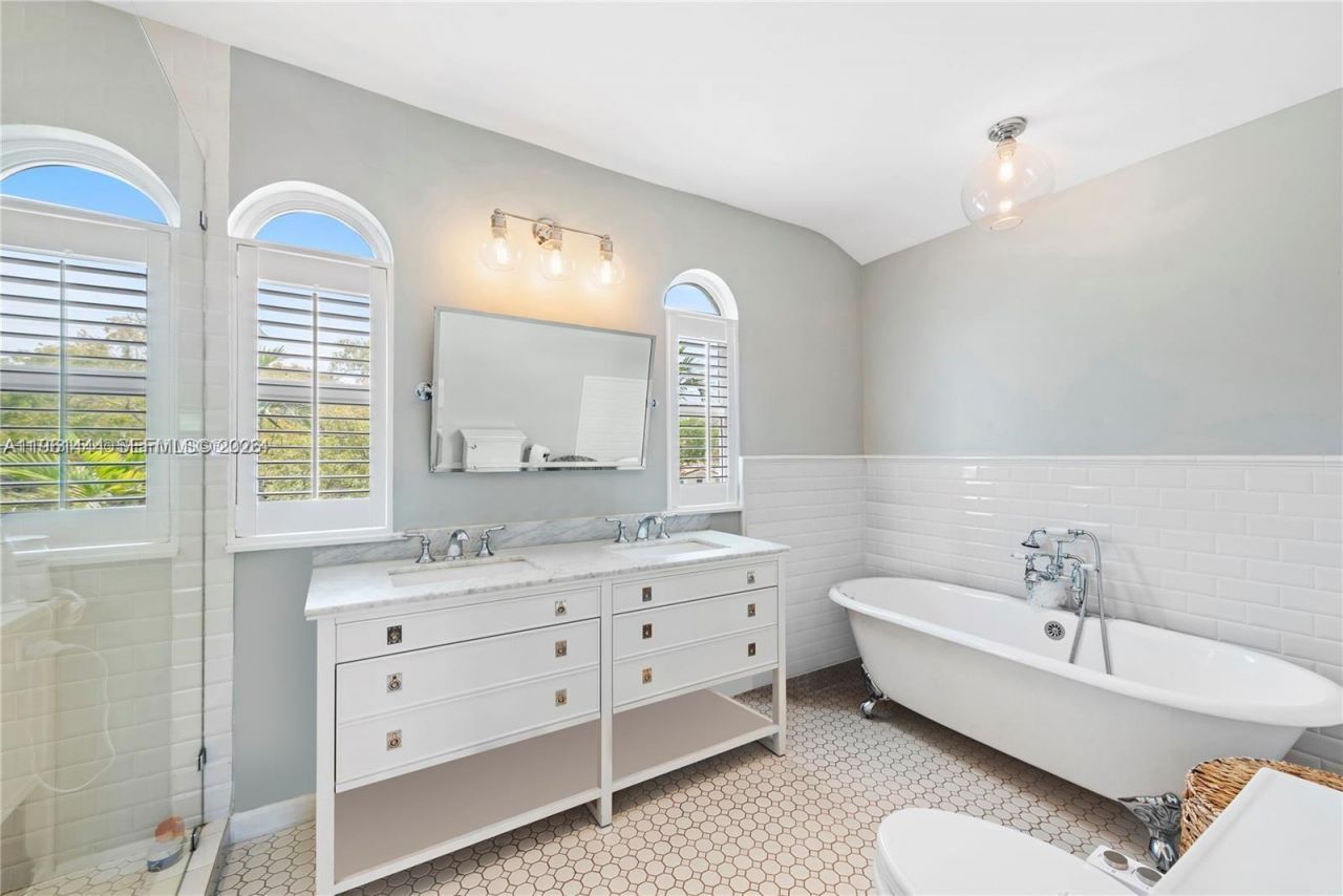 5621 Alton Rd, Miami Beach, FL 33140 Photo