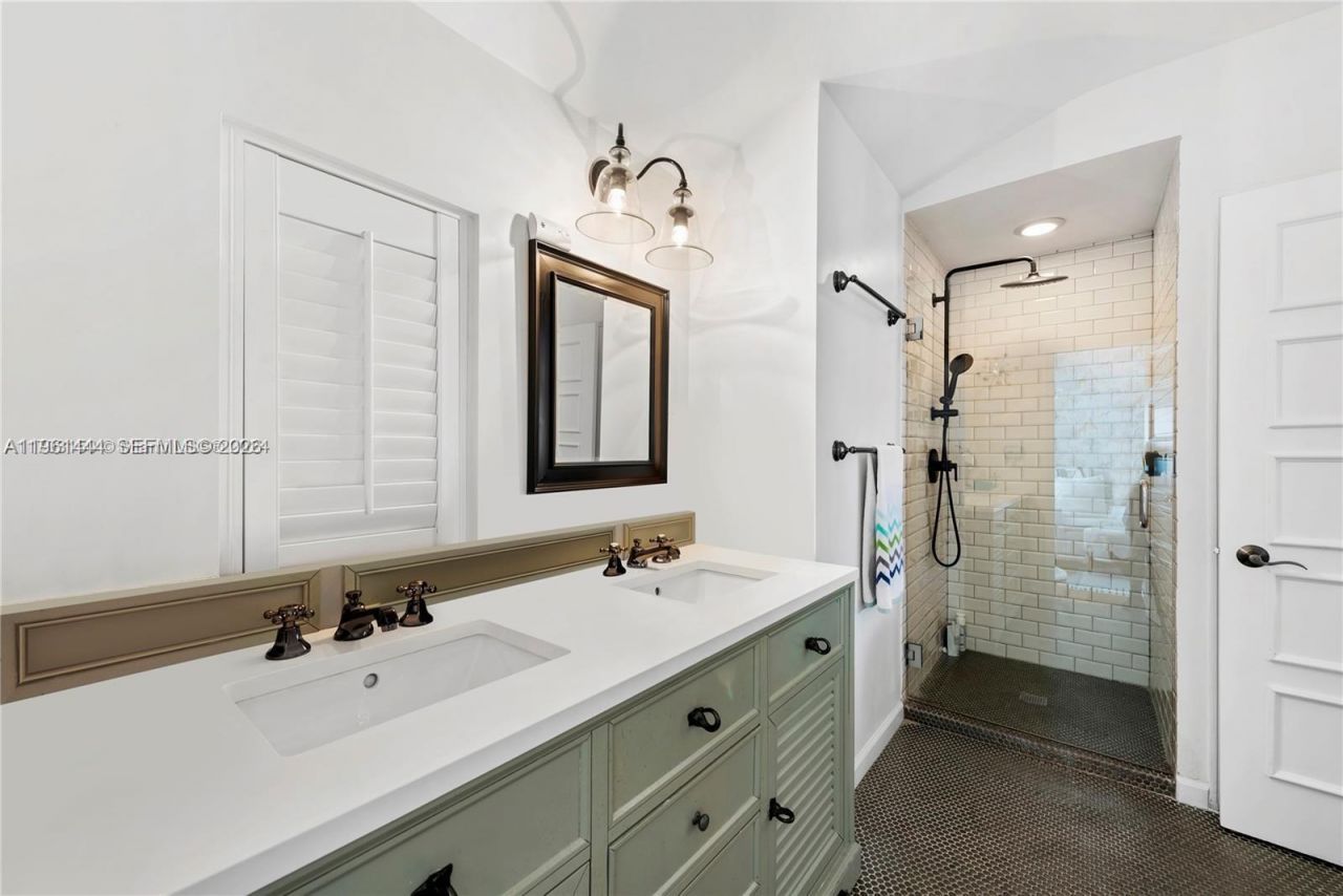 5621 Alton Rd, Miami Beach, FL 33140 Photo