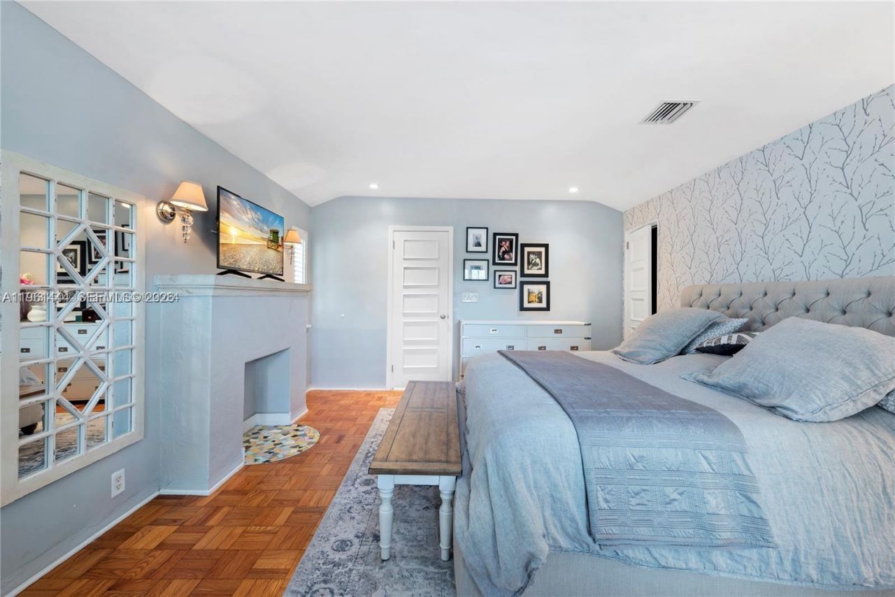 5621 Alton Rd, Miami Beach, FL 33140 Photo