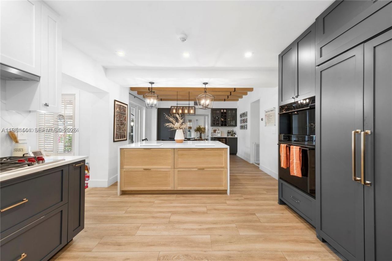 5621 Alton Rd, Miami Beach, FL 33140 Photo