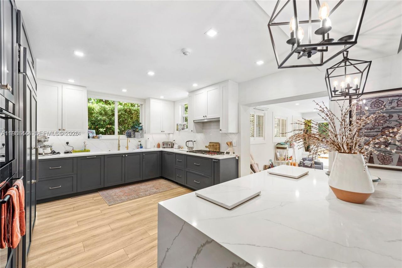 5621 Alton Rd, Miami Beach, FL 33140 Photo