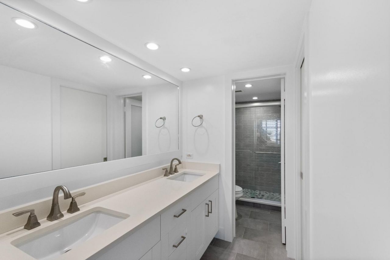 130 Lakeshore Drive, Unit 222, North Palm Beach, FL 33408 Photo