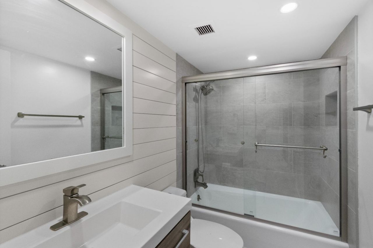 130 Lakeshore Drive, Unit 222, North Palm Beach, FL 33408 Photo