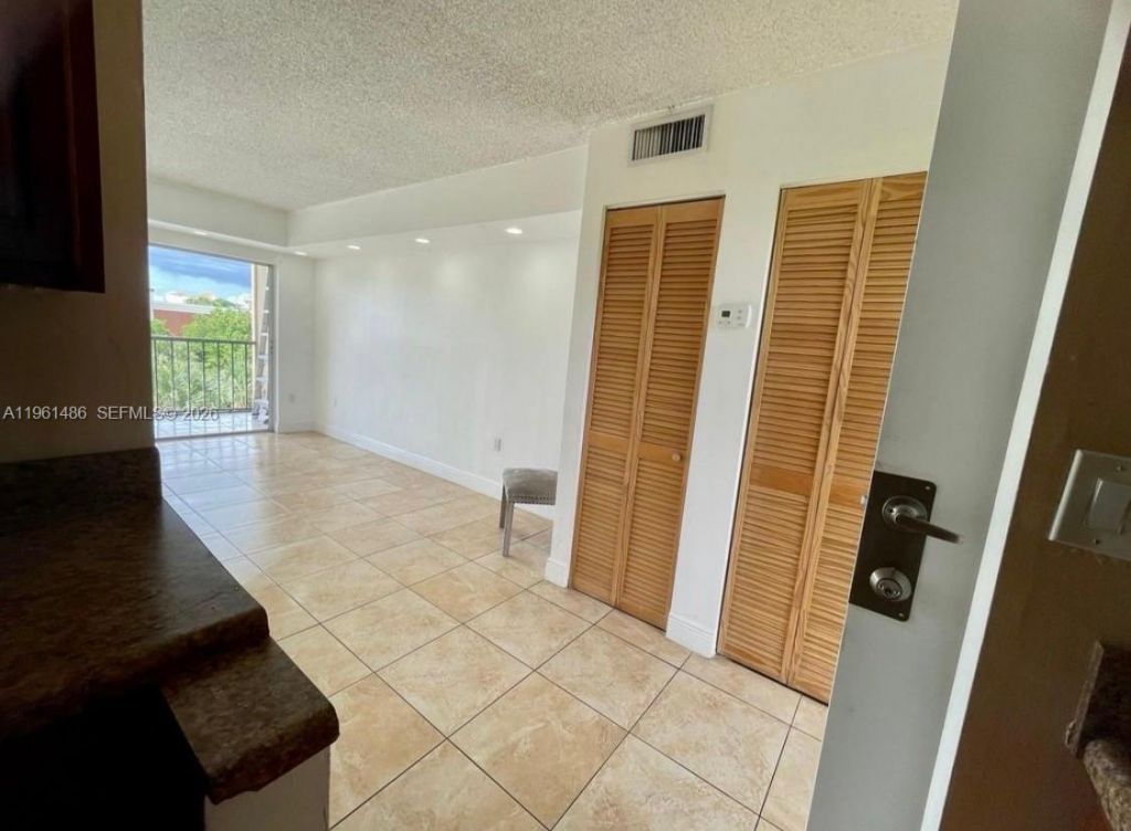 9405 W Flagler St , Unit D403, Miami, FL 33174 Photo