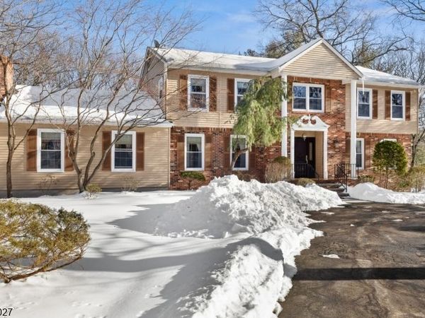 10 Moonshadow Ct, Kinnelon, NJ 07405