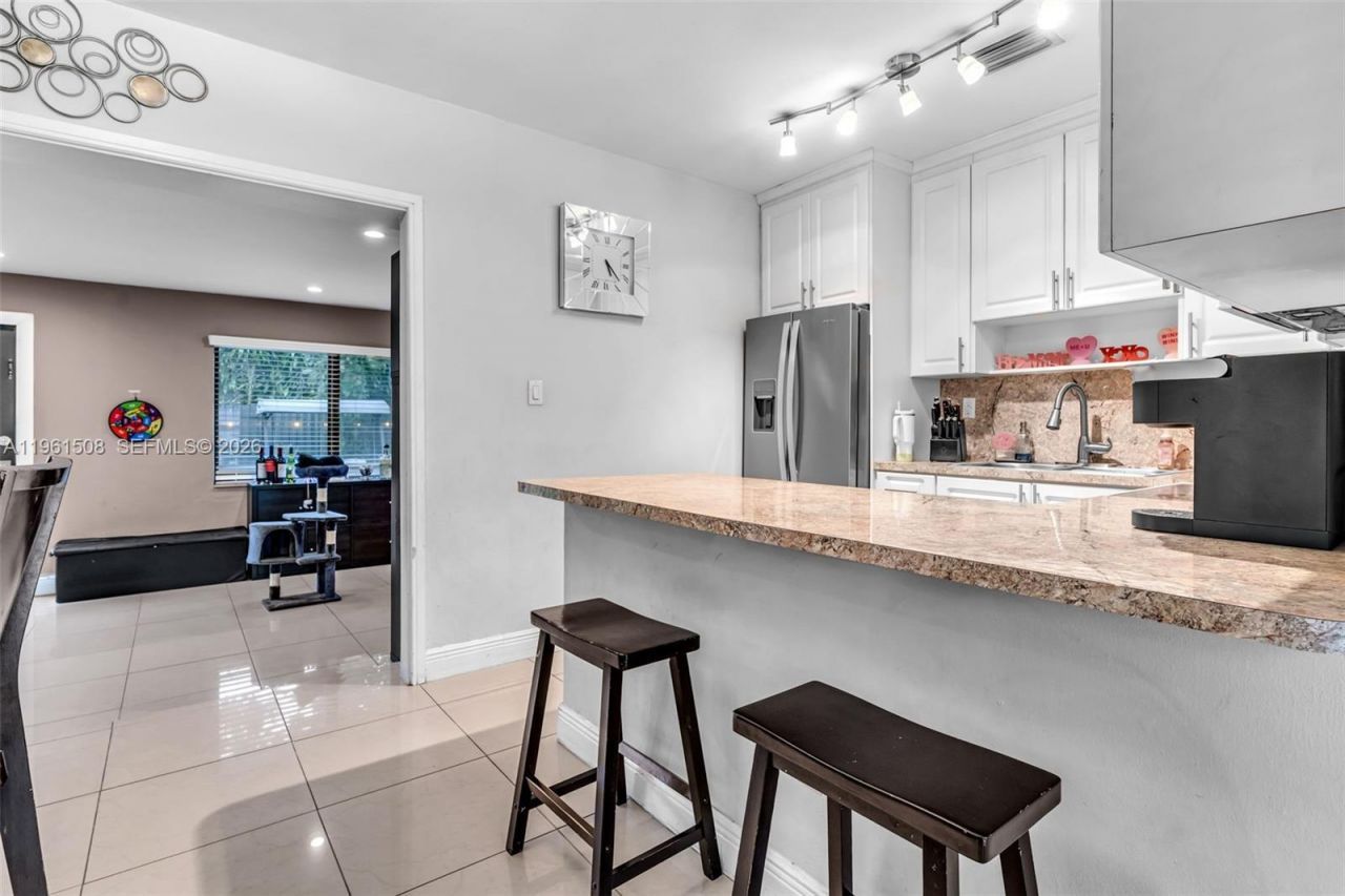 7585 SW 28th St , Miami, FL 33155 Photo