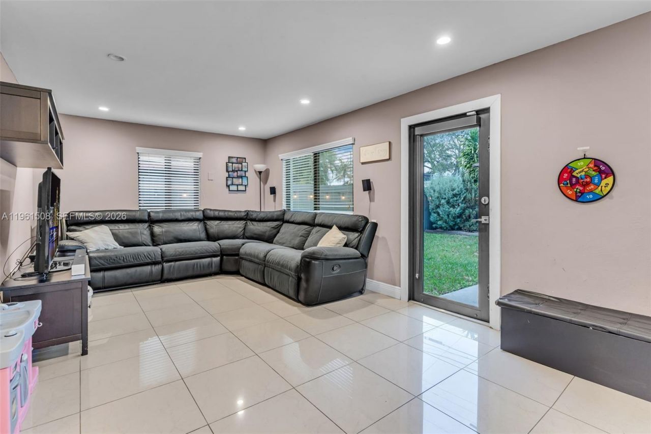 7585 SW 28th St , Miami, FL 33155 Photo