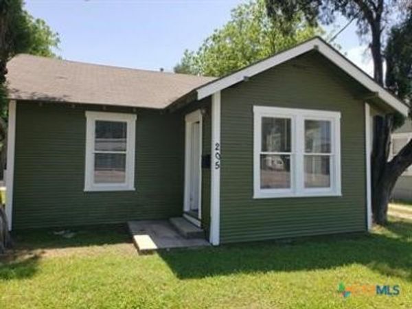 205 E Kingsbury Street , Seguin, TX 78155