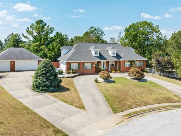 2712 W Linden Street , Rogers, AR 72758