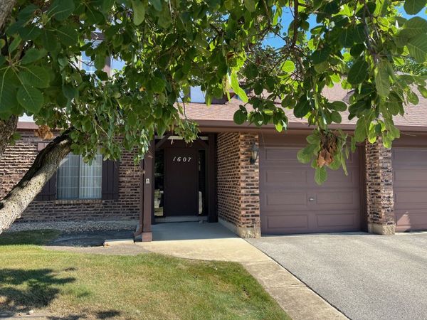 1607 Thames Court, Unit D, Wheaton, IL 60189