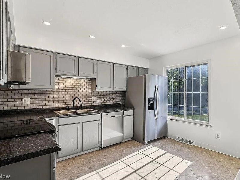 209 Greenbriar Court, Unit 209, Euclid, OH 44143 Photo 6