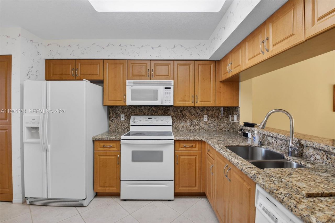 12540 Majesty Cir, Unit 208, Boynton Beach, FL 33437 Photo