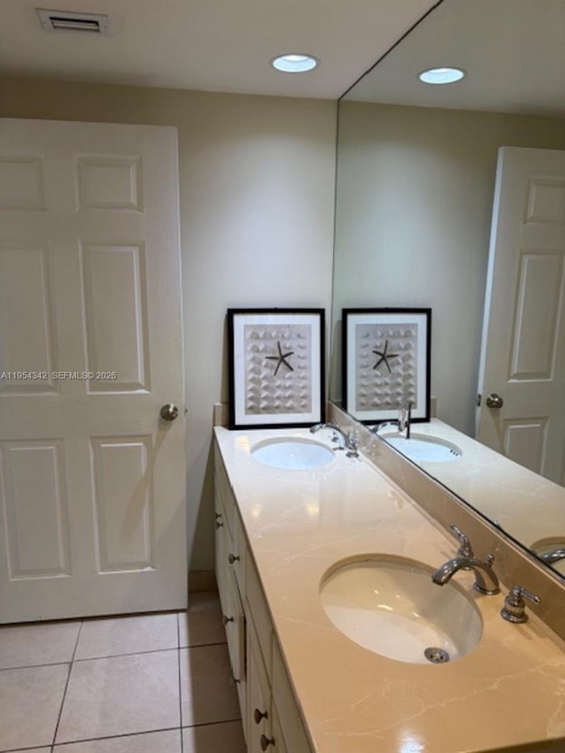 2000 N Bayshore Dr, Unit 1402, Miami, FL 33137 Photo