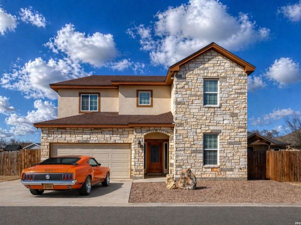 106 Sutton Pl., Uvalde, TX 78801