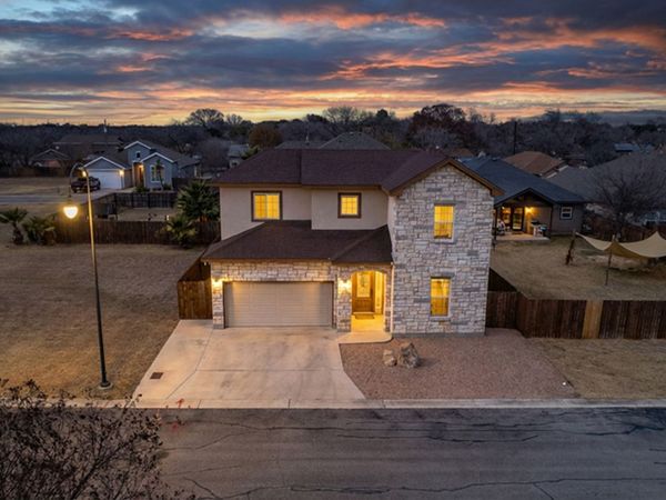 106 Sutton Pl., Uvalde, TX 78801