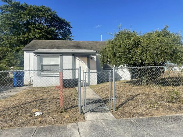 808 W 4th Street W, Riviera Beach, FL 33404