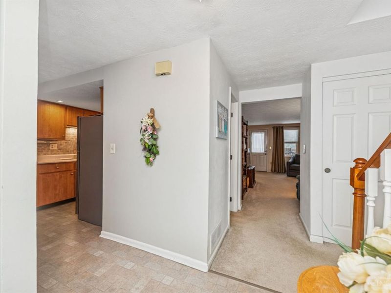 965 Woodlyn Drive N, Anderson Twp, OH 45230 Photo 2