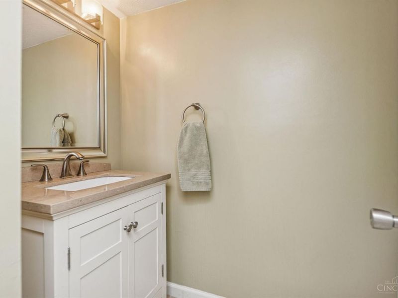 965 Woodlyn Drive N, Anderson Twp, OH 45230 Photo 5