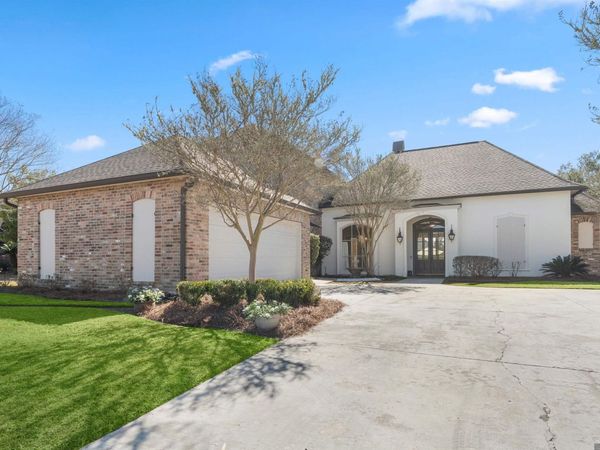 742 Grand Lakes Dr, Baton Rouge, LA 70810