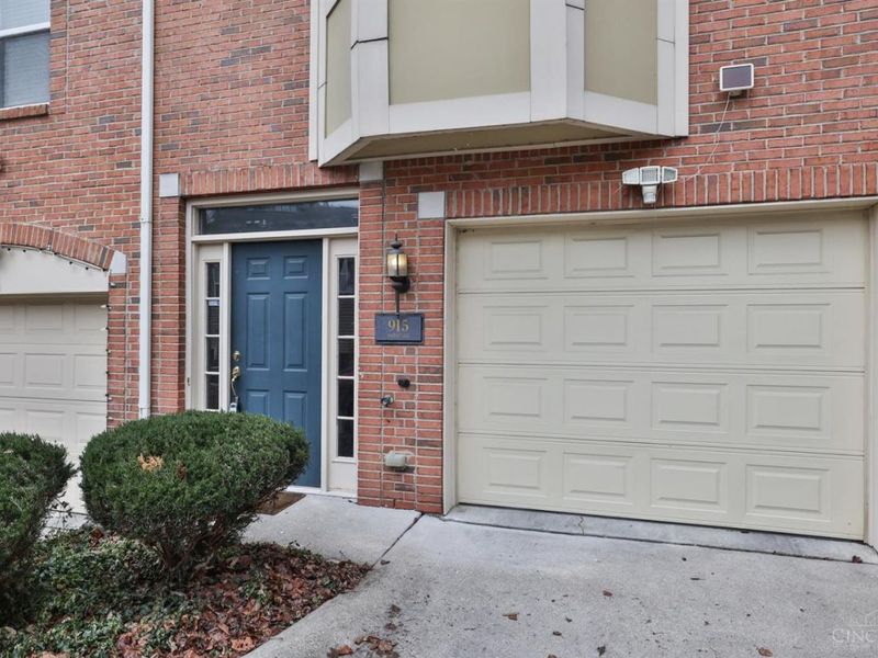 915 Sharkey Lane, Cincinnati, OH 45206 Photo 2