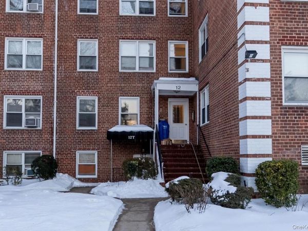 12 Edwards Street , Unit 3B, Roslyn Heights, NY 11577