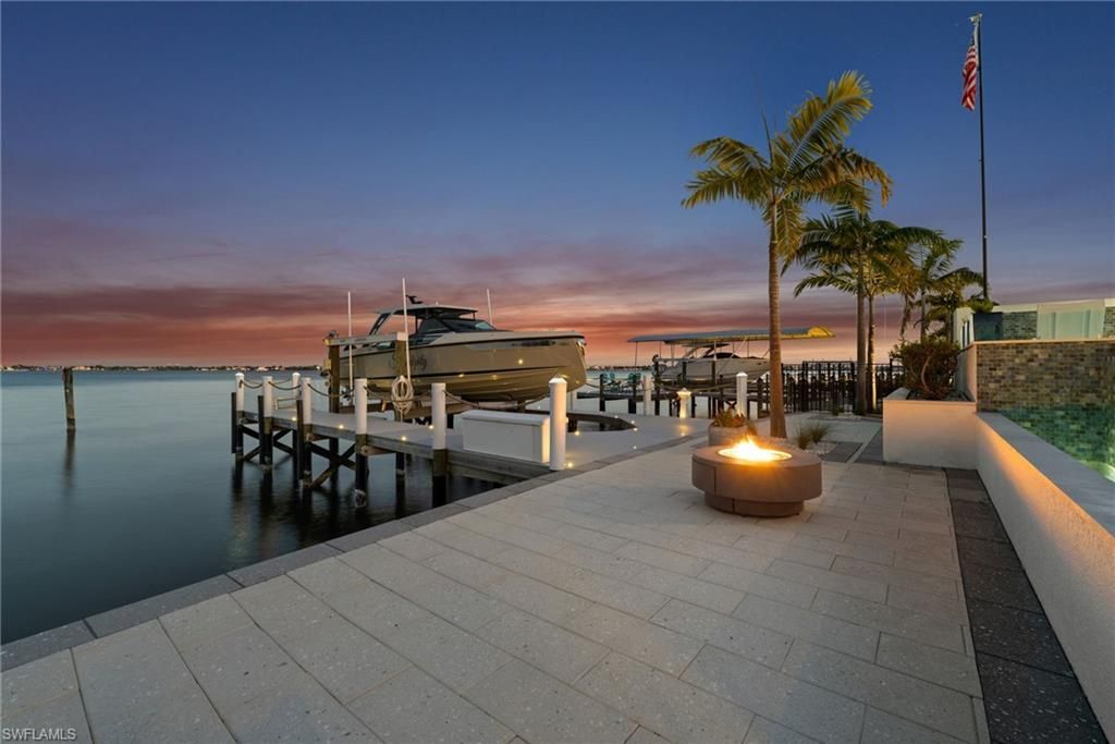 5661 Riverside Dr, Cape Coral, FL 33904 Photo