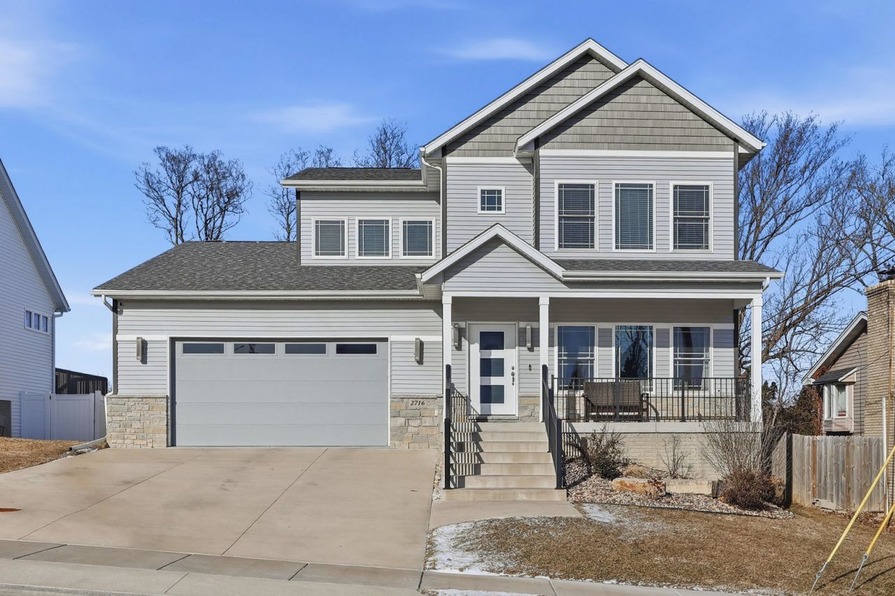 2716 W 38th Place, Davenport, IA 52806 Main Photo