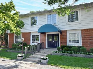 2463 Mulberry Square, Bloomfield Hills, MI 48302