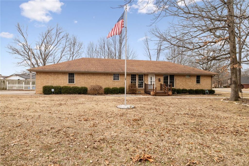 1202 W Red Oak Street, Stilwell, OK 74960 Main Photo