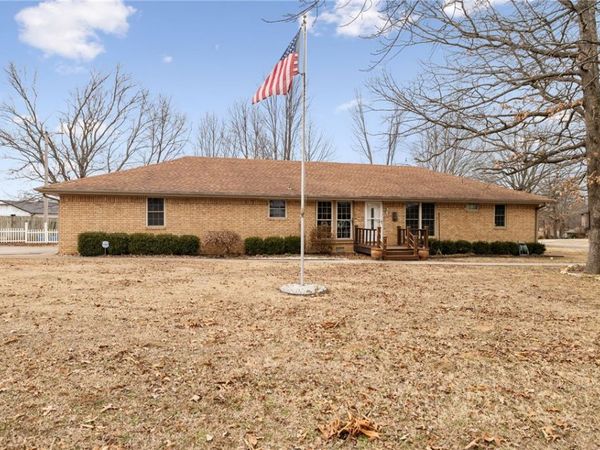 1202 W Red Oak Street, Stilwell, OK 74960