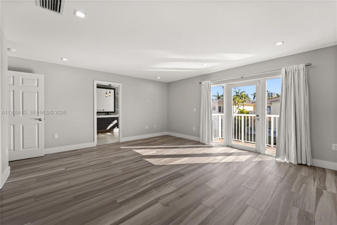 3110 NE 210th Ter , Aventura, FL 33180 Photo