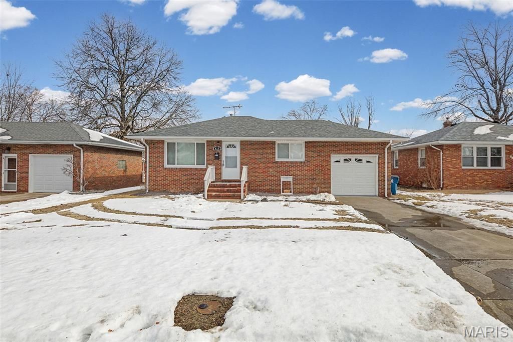 629 Leslie Avenue, Wood River, IL 62095 Main Photo