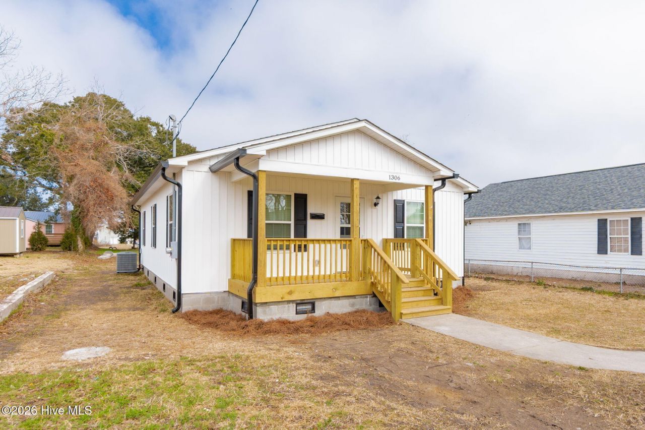 1306 Fisher Street, Morehead City, NC 28557 Main Photo