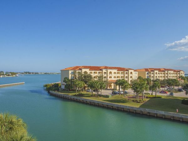 6 Harbour Isle Drive E, Unit Ph01, Fort Pierce, FL 34949