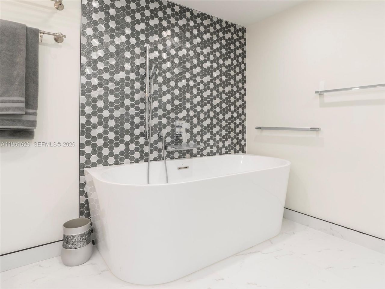 19707 Turnberry Way, Unit 18K, Aventura, FL 33180 Photo