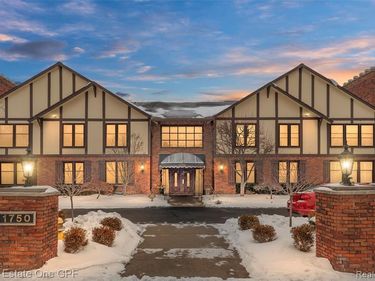 1750 Vernier Road, Grosse Pointe Woods, MI 48236