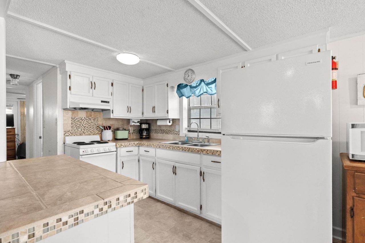 6001 - Q36 S Kings Hwy. Photo 14