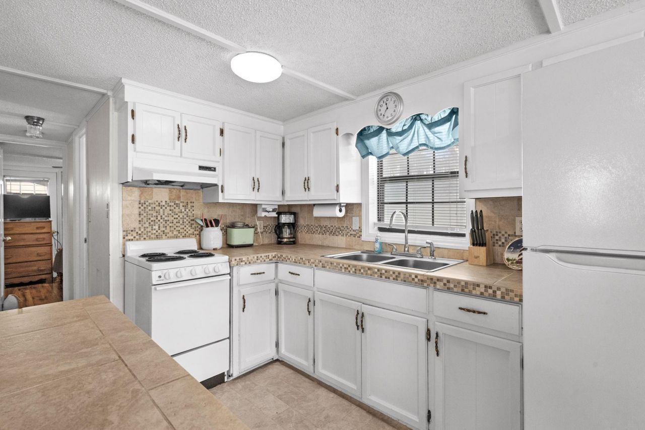 6001 - Q36 S Kings Hwy. Photo 15