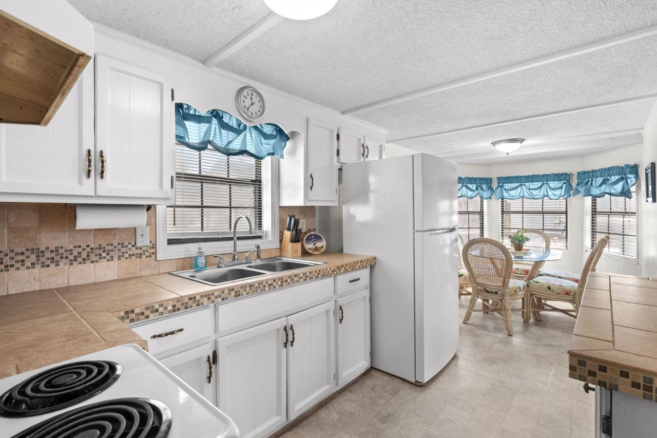 6001 - Q36 S Kings Hwy. Photo 16