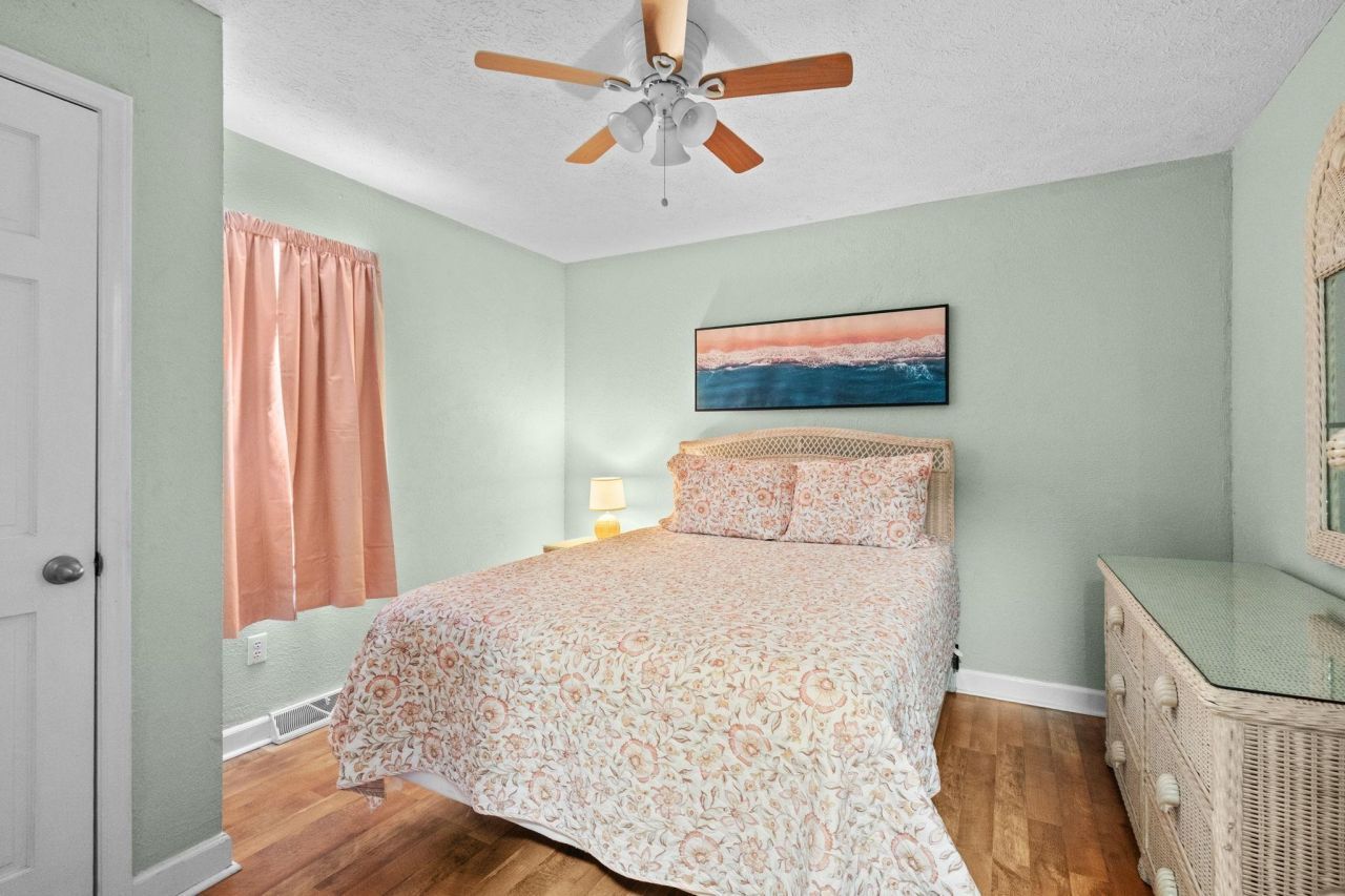 6001 - Q36 S Kings Hwy. Photo 20